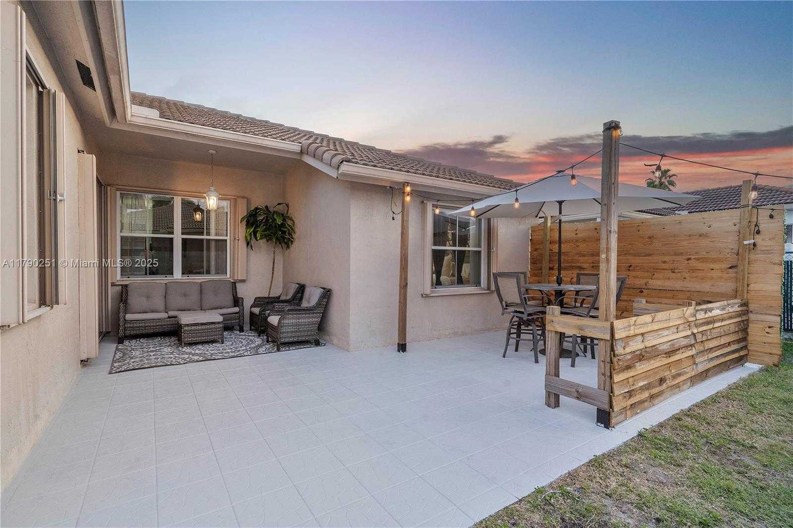Small Image of 13995 SOUTH CYPRESS COVE CIR, Davie Number 28