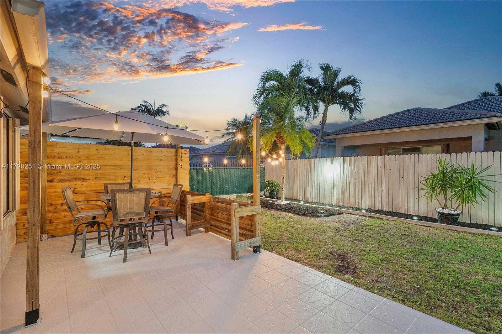 Small Image of 13995 SOUTH CYPRESS COVE CIR, Davie Number 29