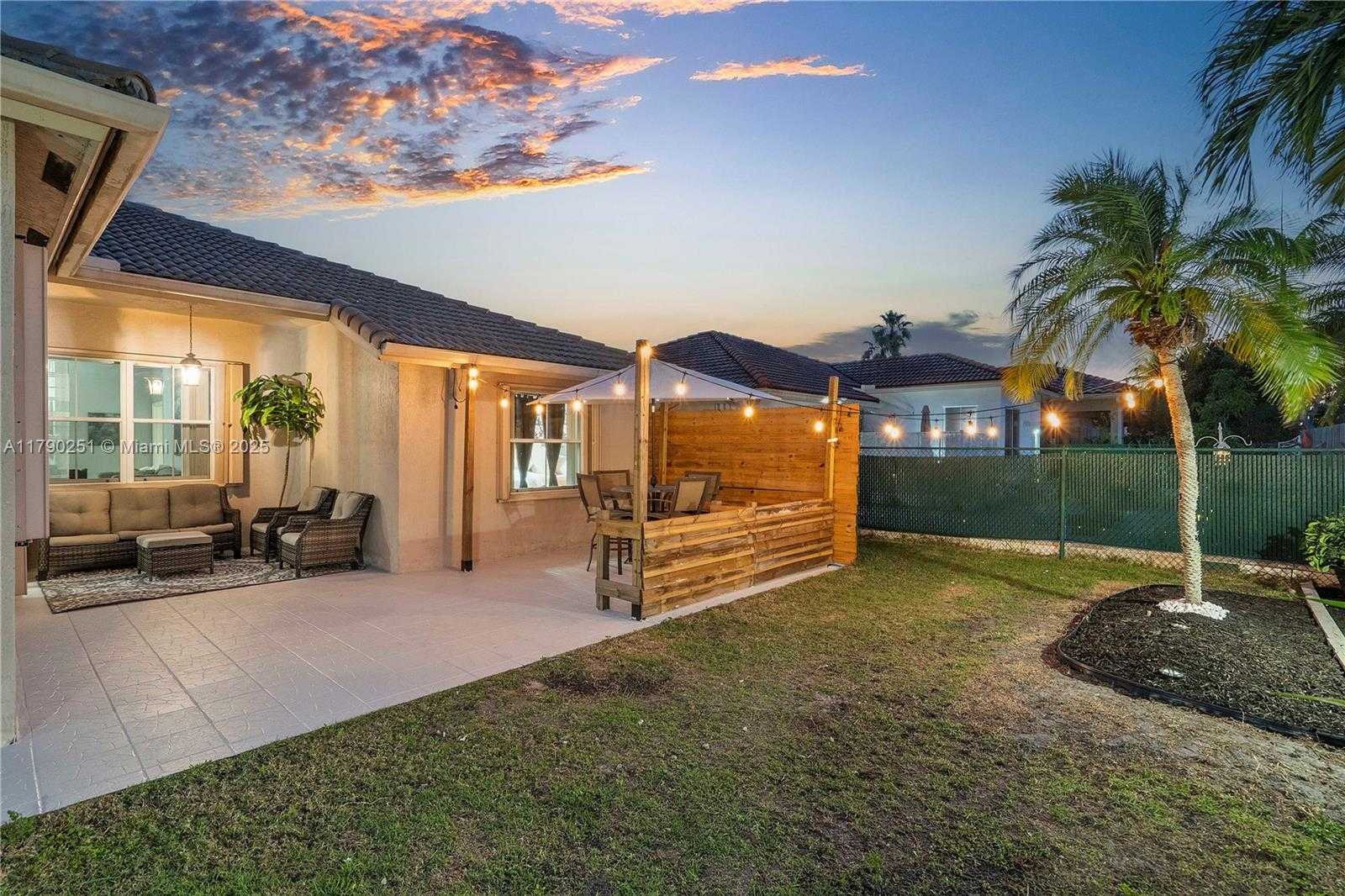 Small Image of 13995 SOUTH CYPRESS COVE CIR, Davie Number 31