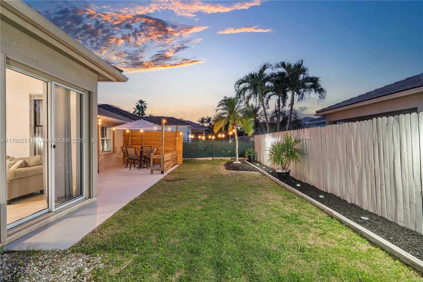 Small Image of 13995 SOUTH CYPRESS COVE CIR, Davie Number 32