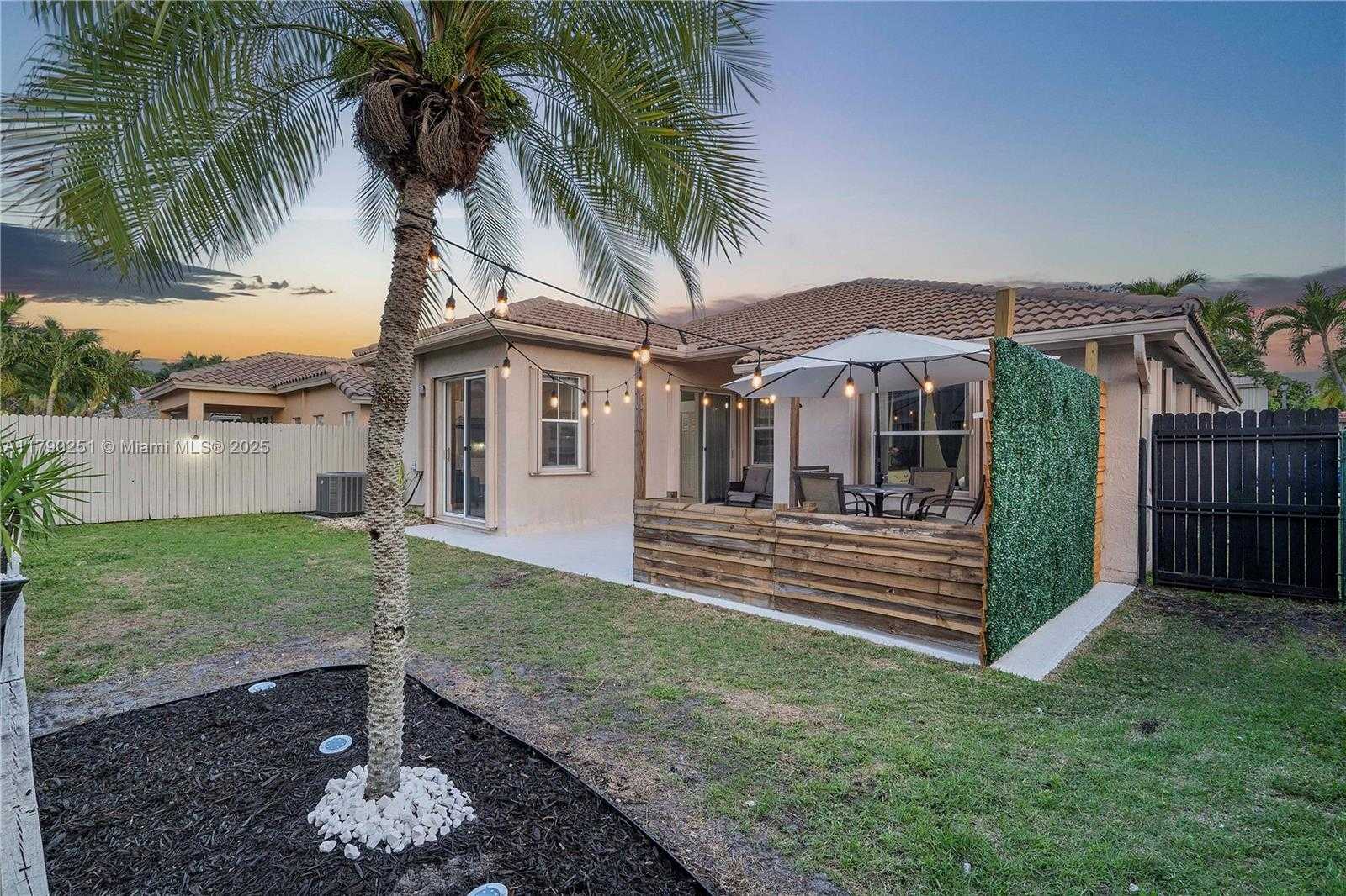 Small Image of 13995 SOUTH CYPRESS COVE CIR, Davie Number 33