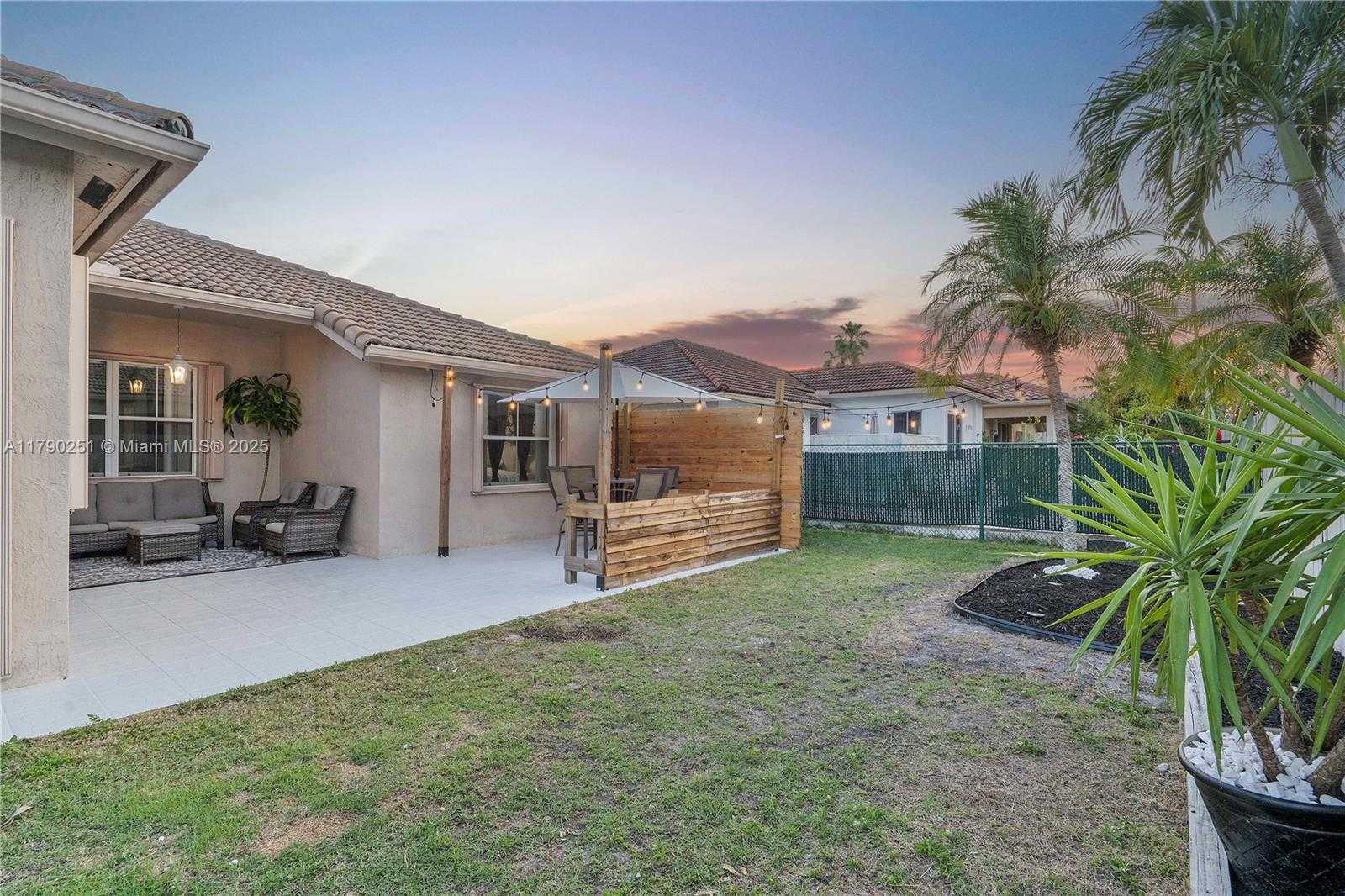 Small Image of 13995 SOUTH CYPRESS COVE CIR, Davie Number 34
