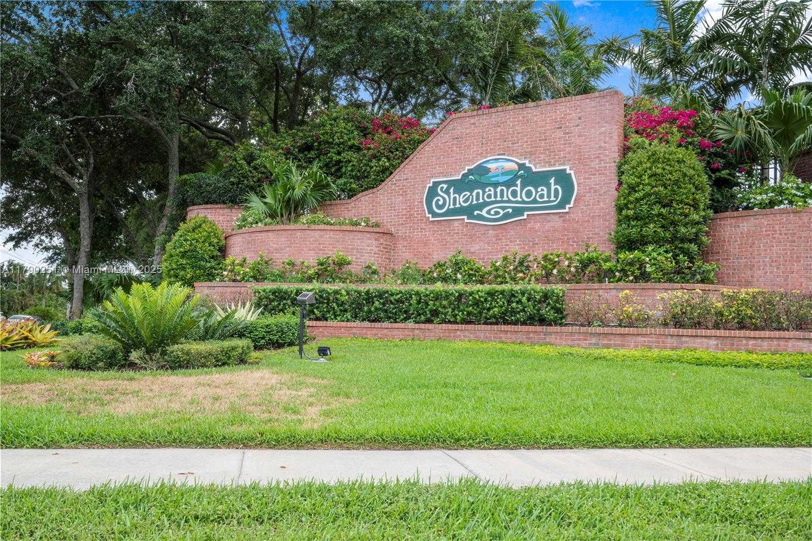 Small Image of 13995 SOUTH CYPRESS COVE CIR, Davie Number 35