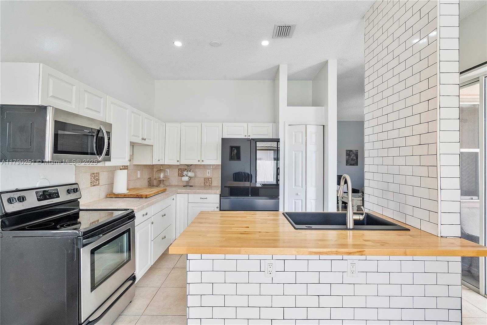 Small Image of 13995 SOUTH CYPRESS COVE CIR, Davie Number 9