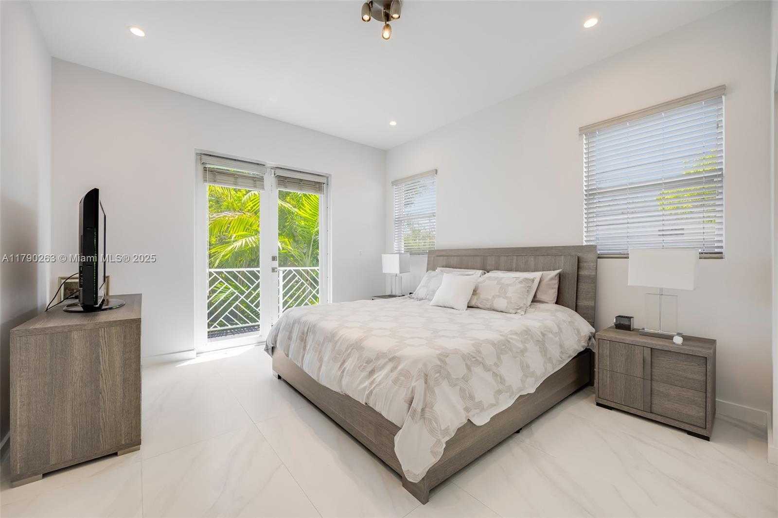 Small Image of 3648 OAK AVE, Coconut Grove Number 15