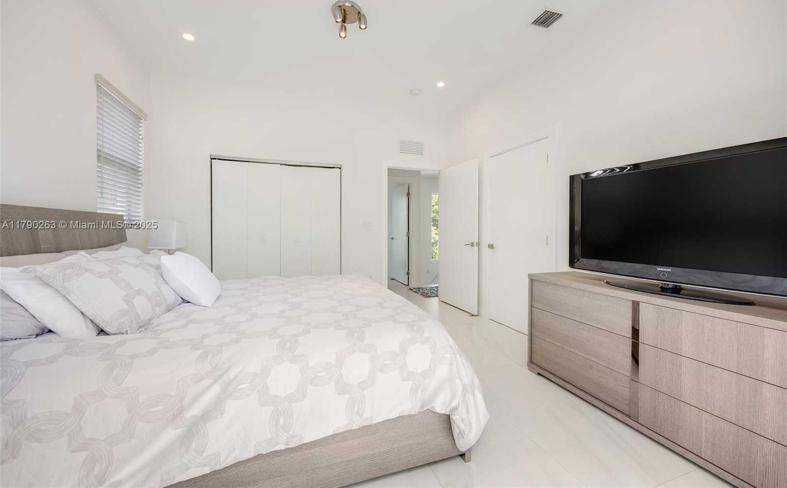 Small Image of 3648 OAK AVE, Coconut Grove Number 16