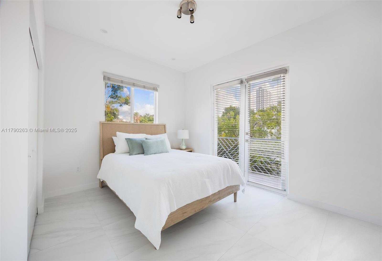 Small Image of 3648 OAK AVE, Coconut Grove Number 21