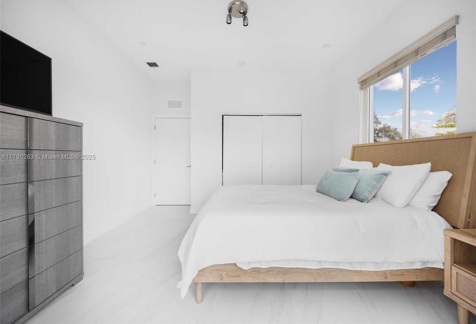 Small Image of 3648 OAK AVE, Coconut Grove Number 25