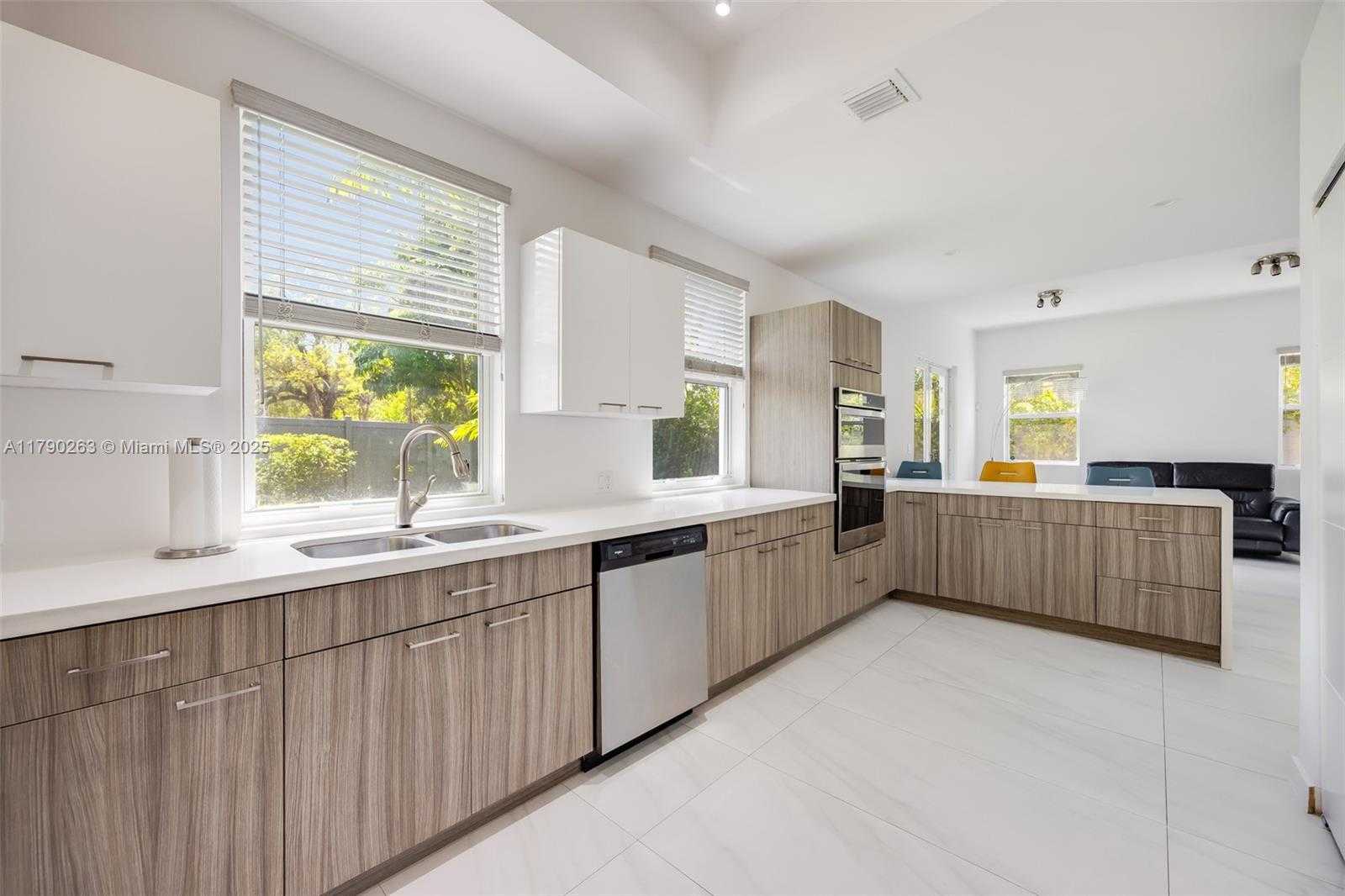 Small Image of 3648 OAK AVE, Coconut Grove Number 9