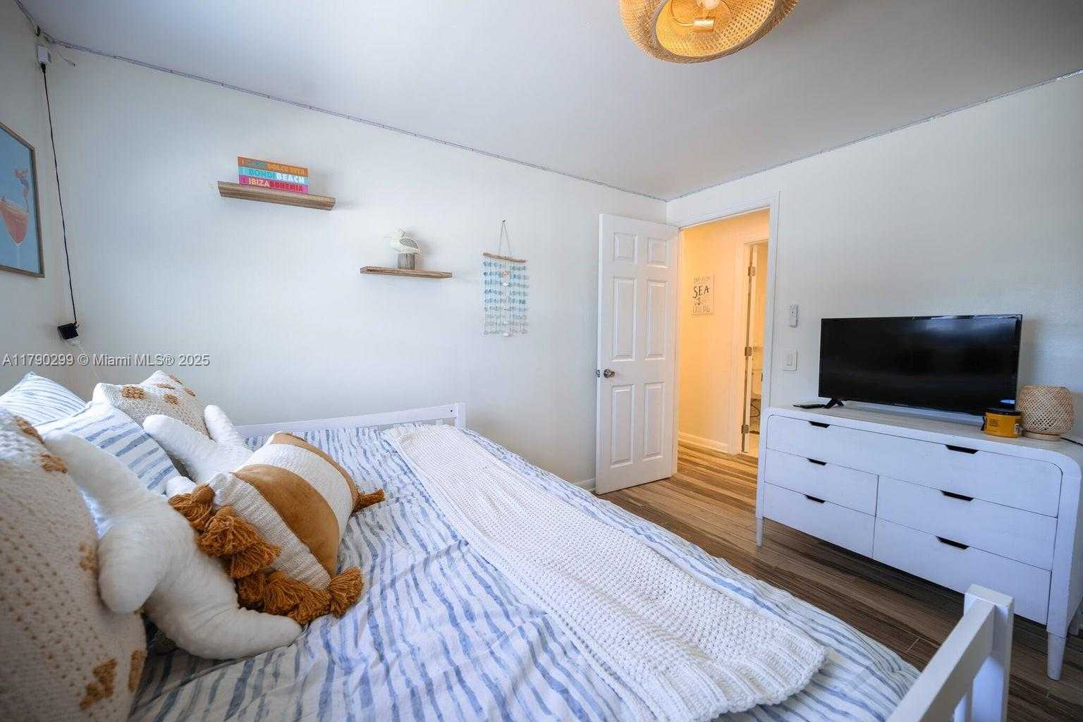 Small Image of 212 BUTTONWOOD LN, Key Largo Number 18