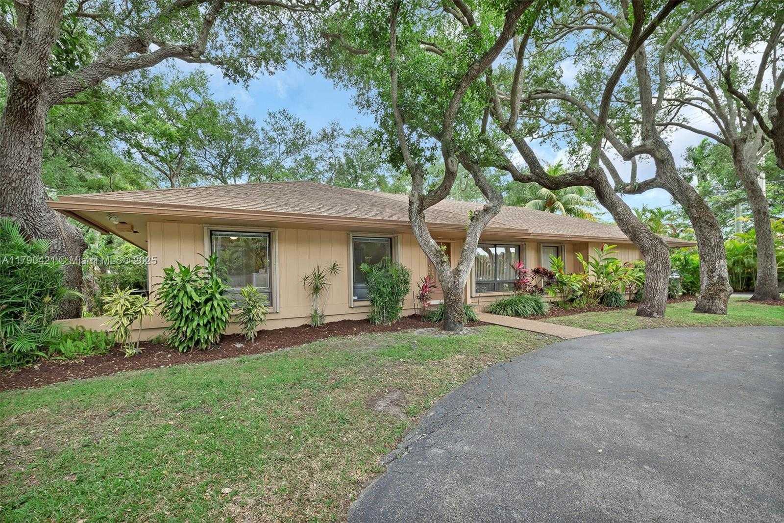 Small Image of 16745 SOUTH WEST 74TH CT, Palmetto Bay Number 2