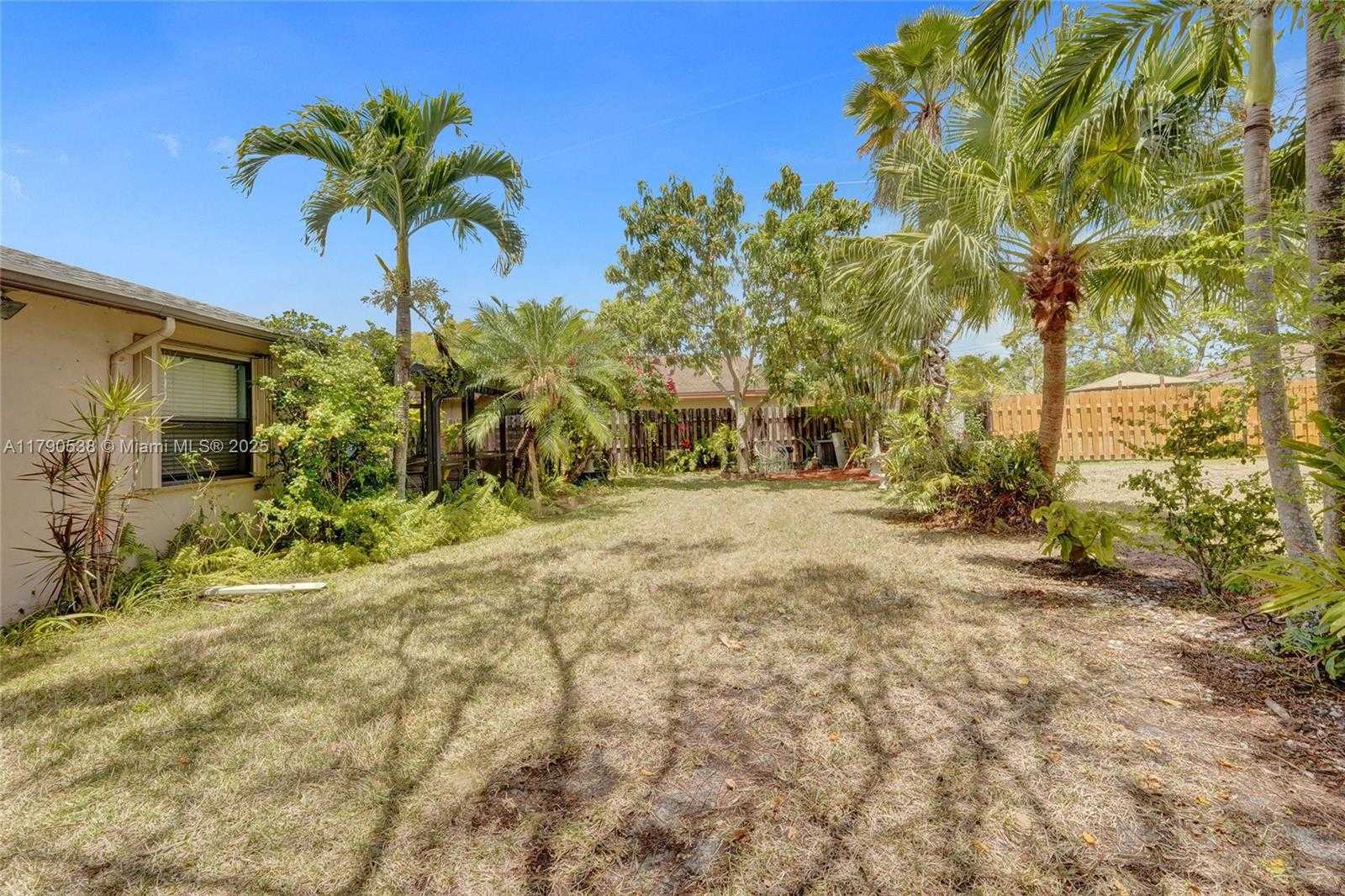 Small Image of 7618 NORTH WEST 88TH CIR, Tamarac Number 27