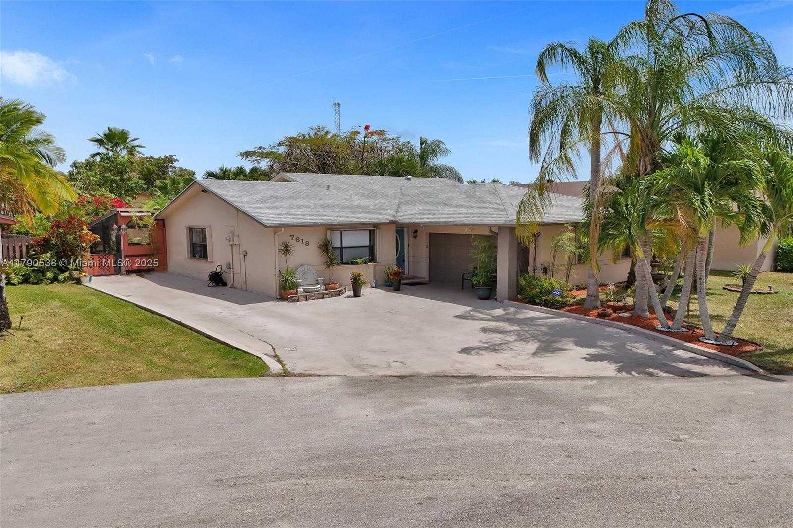 Small Image of 7618 NORTH WEST 88TH CIR, Tamarac Number 34
