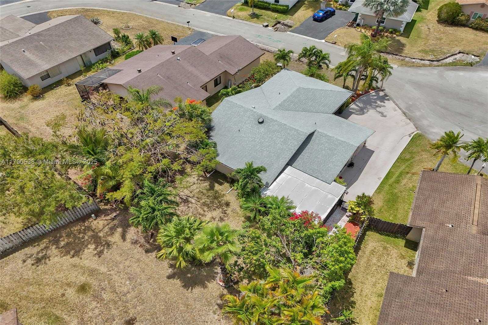Small Image of 7618 NORTH WEST 88TH CIR, Tamarac Number 38