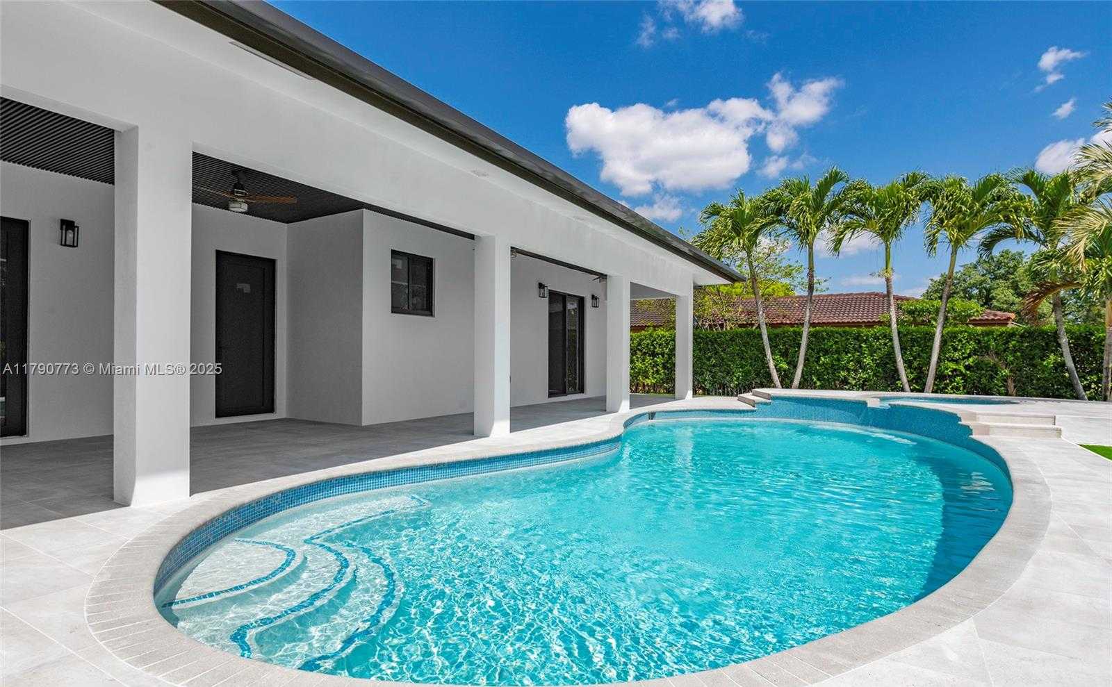 Small Image of 19601 EAST SAINT ANDREWS DR, Hialeah Number 11