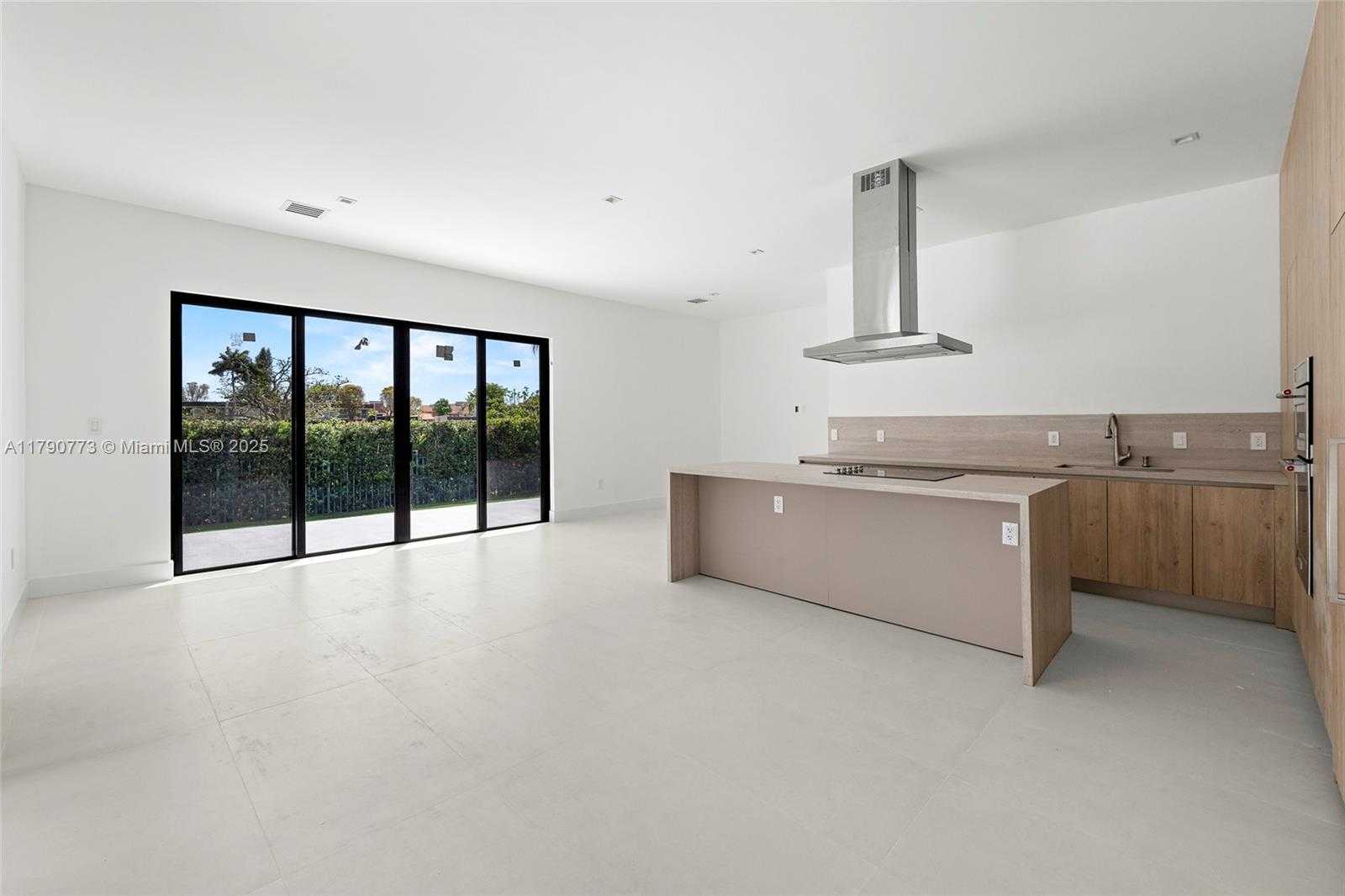 Small Image of 19601 EAST SAINT ANDREWS DR, Hialeah Number 15