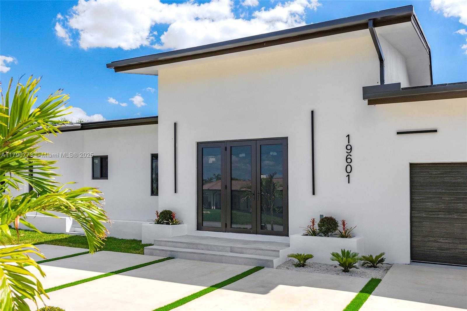 Small Image of 19601 EAST SAINT ANDREWS DR, Hialeah Number 17