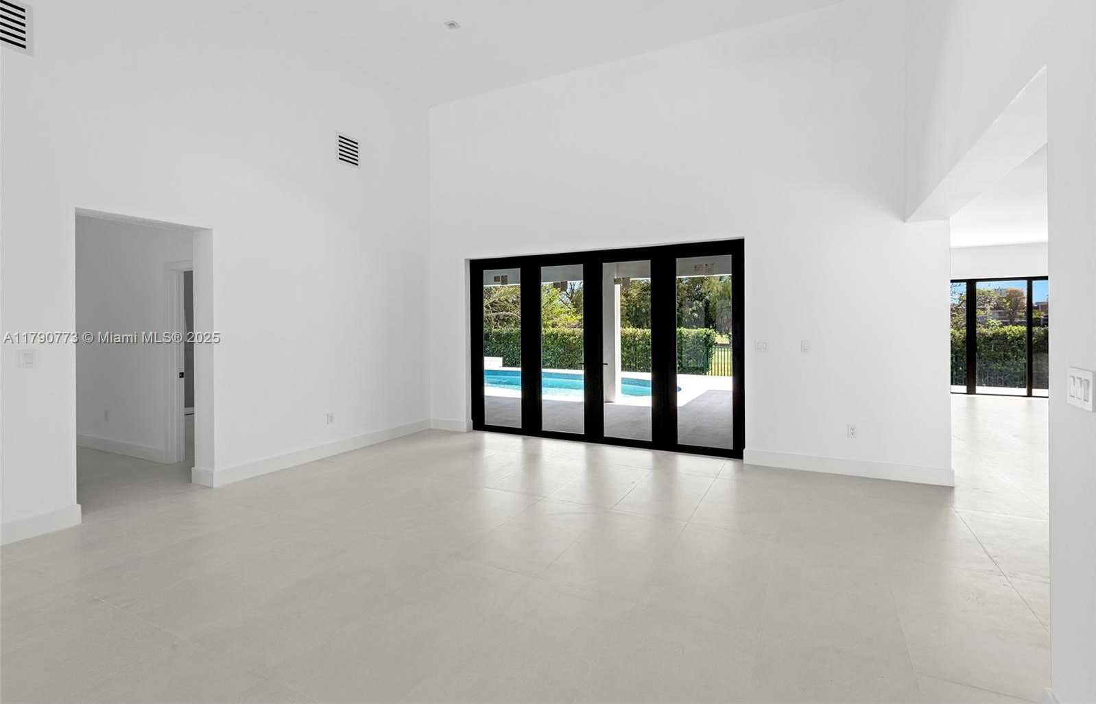 Small Image of 19601 EAST SAINT ANDREWS DR, Hialeah Number 18