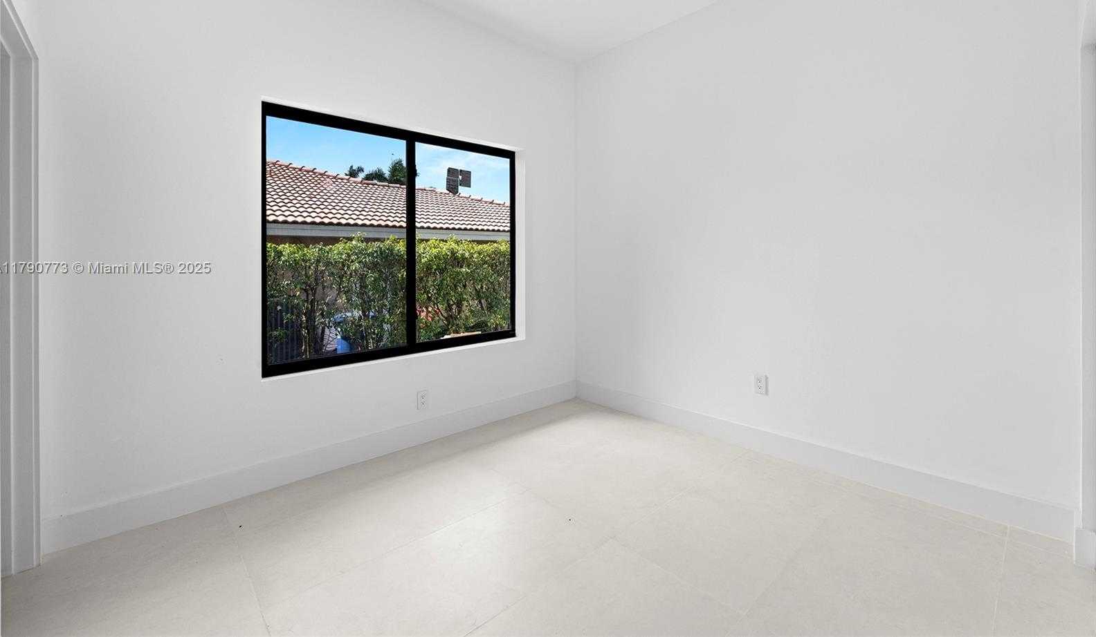 Small Image of 19601 EAST SAINT ANDREWS DR, Hialeah Number 21
