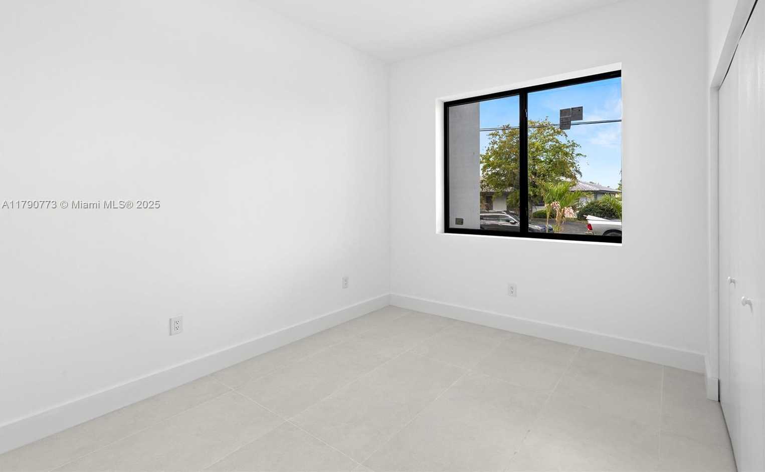 Small Image of 19601 EAST SAINT ANDREWS DR, Hialeah Number 25