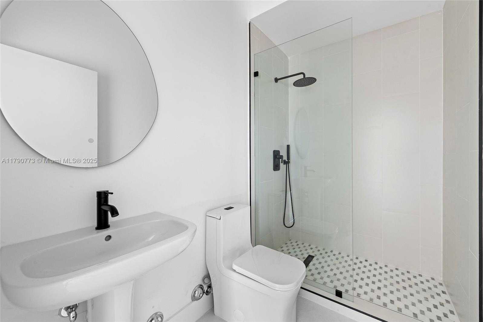 Small Image of 19601 EAST SAINT ANDREWS DR, Hialeah Number 27
