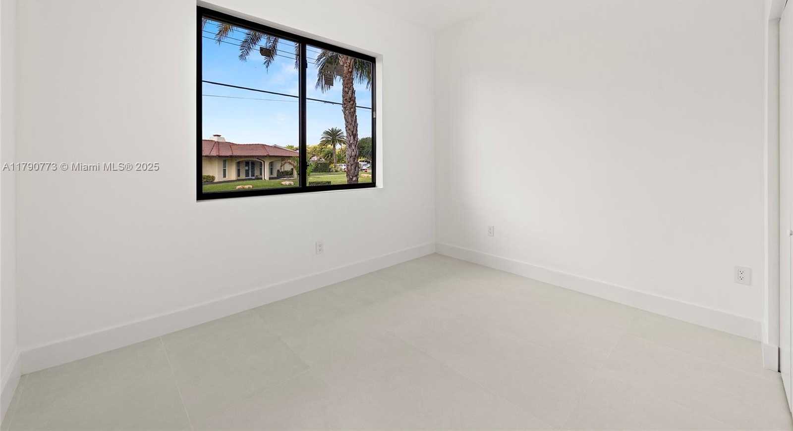 Small Image of 19601 EAST SAINT ANDREWS DR, Hialeah Number 28