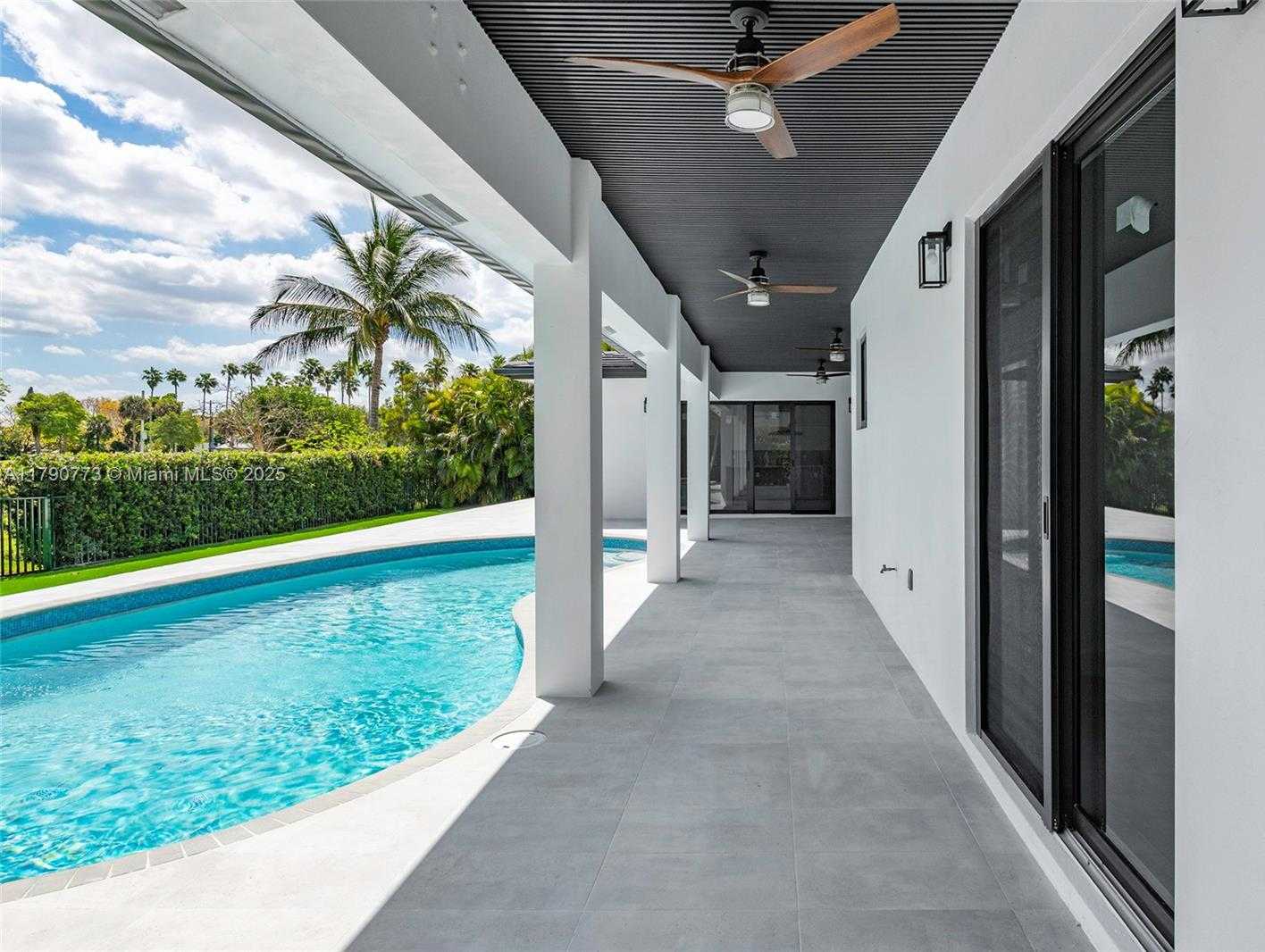 Small Image of 19601 EAST SAINT ANDREWS DR, Hialeah Number 29