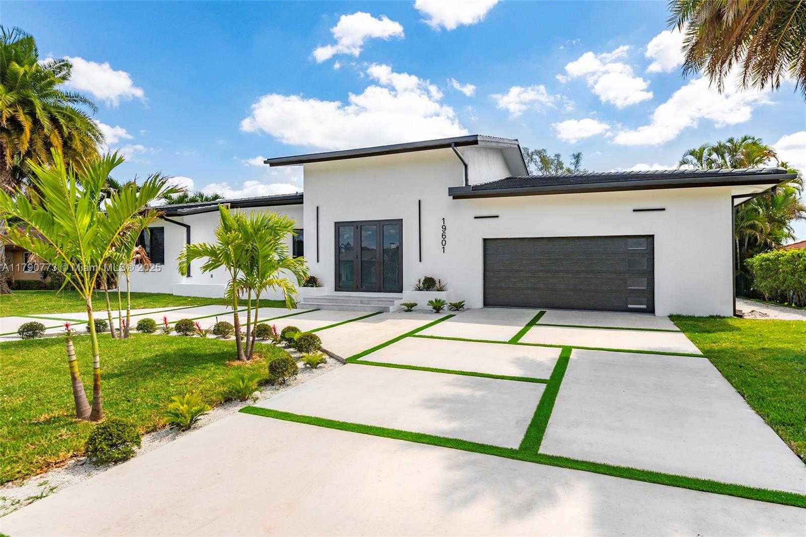Small Image of 19601 EAST SAINT ANDREWS DR, Hialeah Number 3