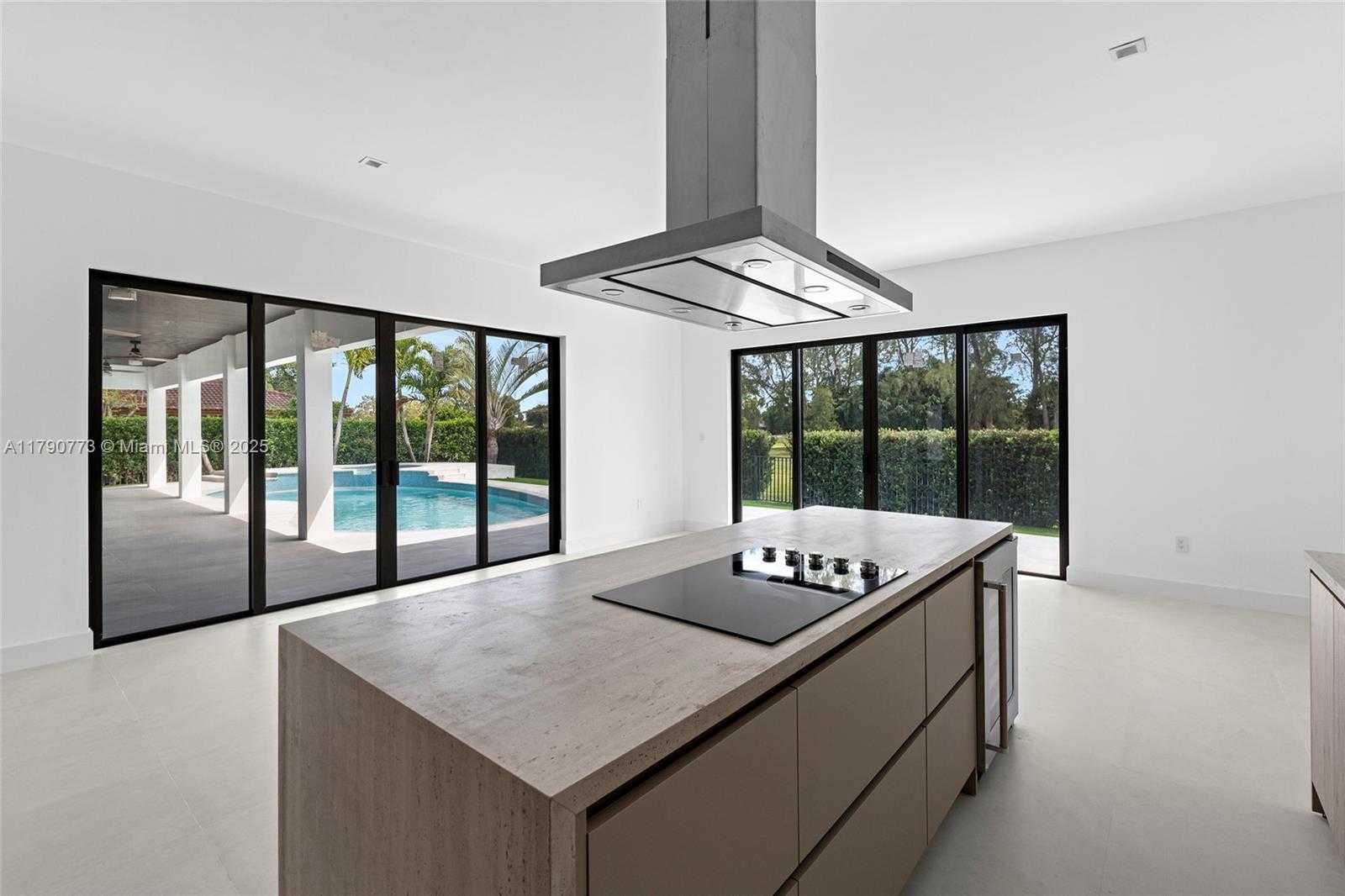 Small Image of 19601 EAST SAINT ANDREWS DR, Hialeah Number 4