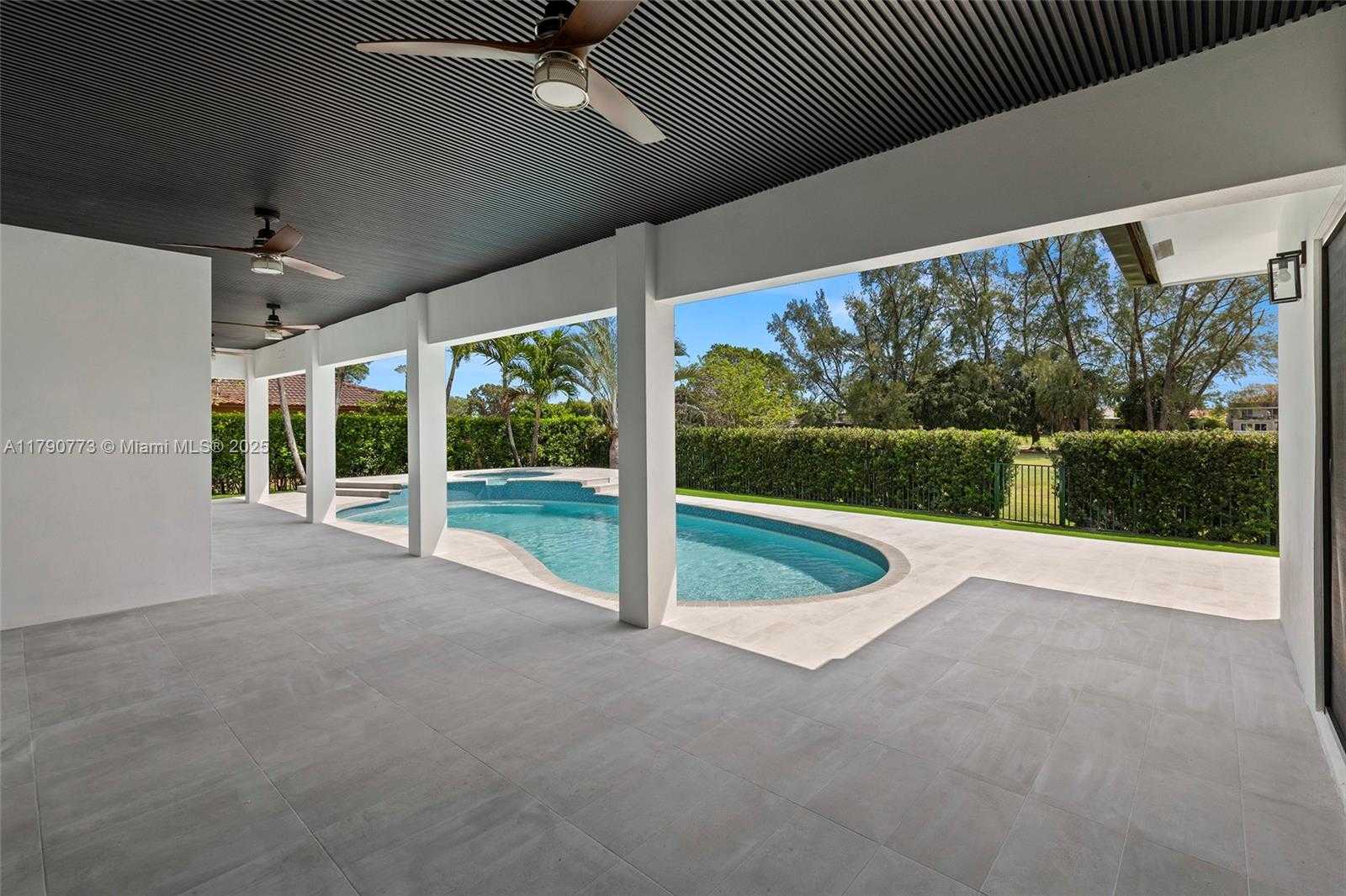 Small Image of 19601 EAST SAINT ANDREWS DR, Hialeah Number 6