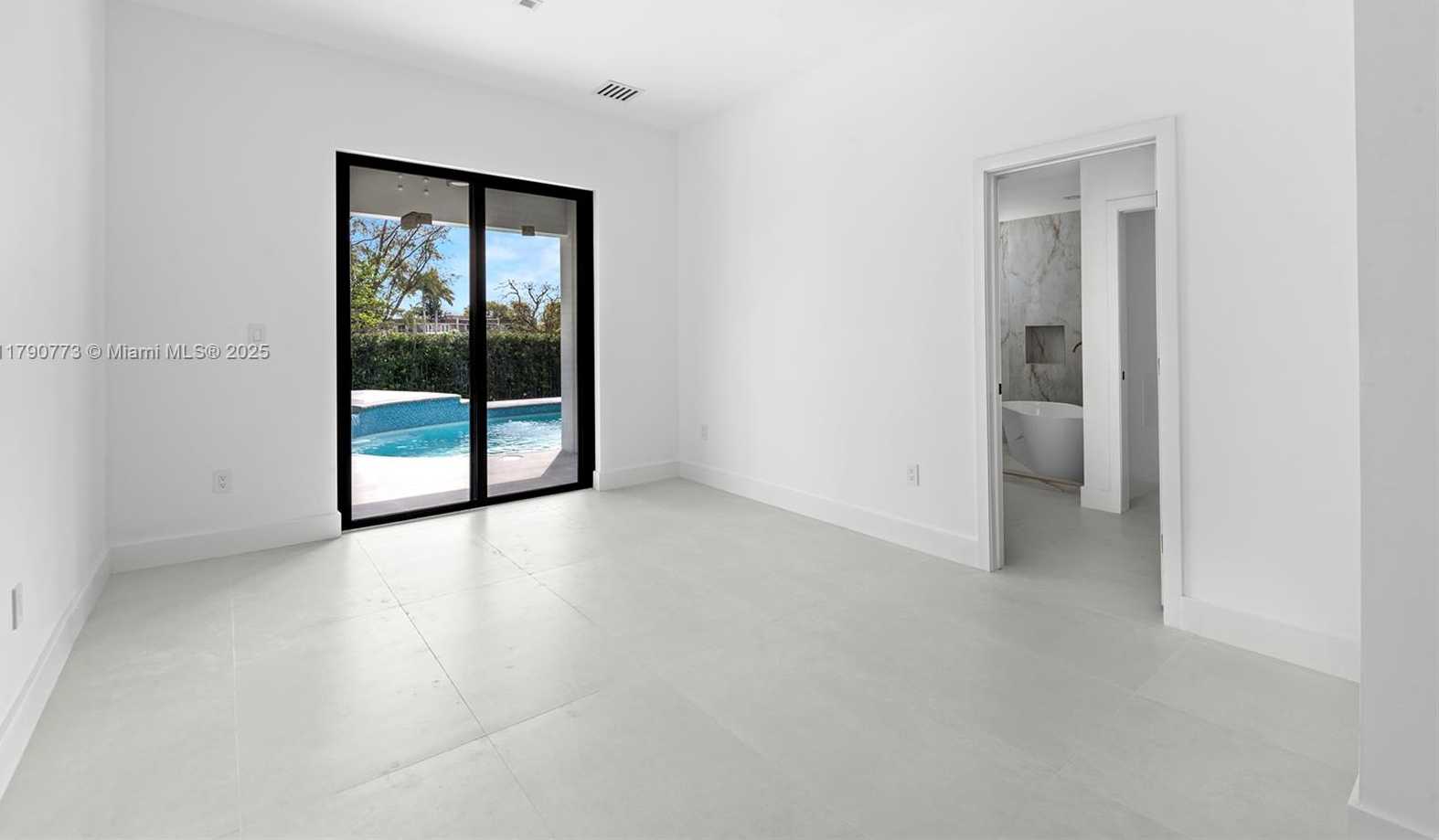 Small Image of 19601 EAST SAINT ANDREWS DR, Hialeah Number 9
