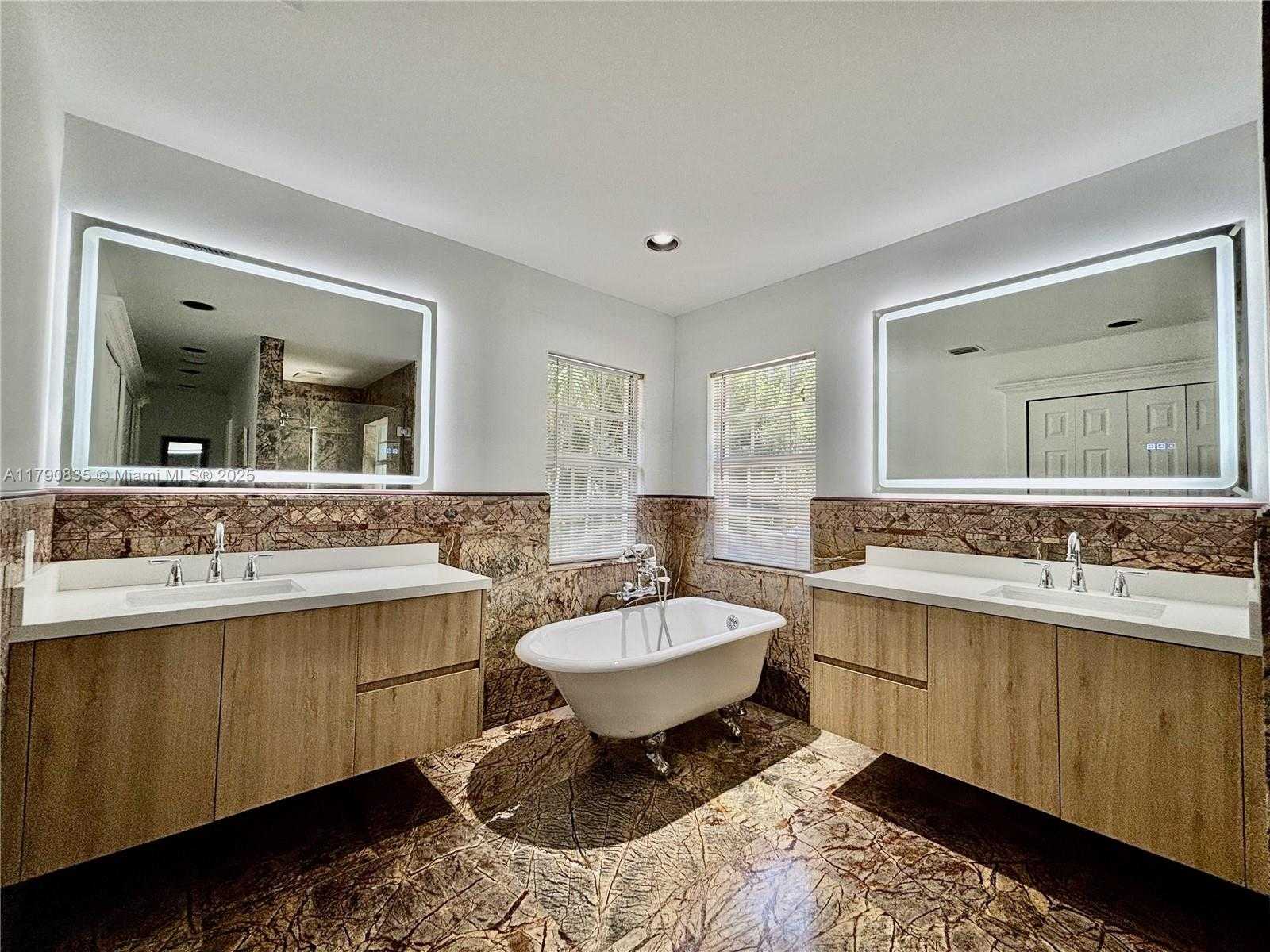 Small Image of 1075 NORTH EAST 89TH ST, Miami Number 25