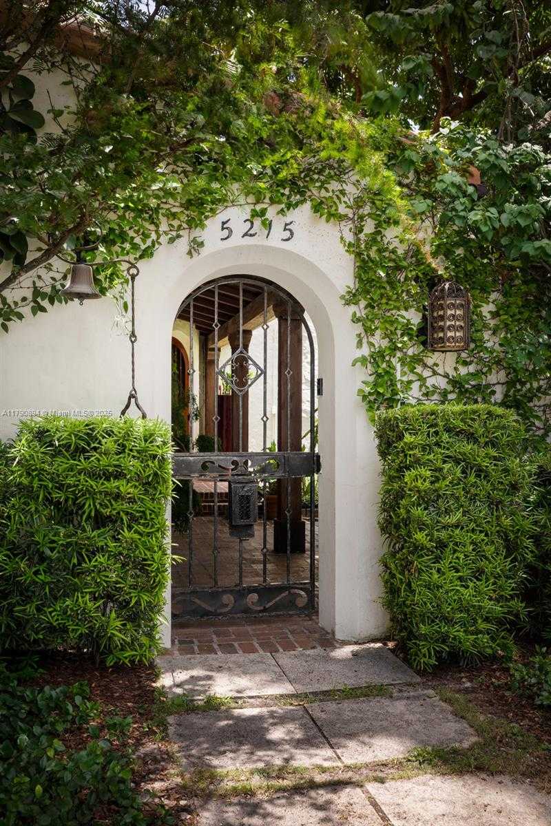 Small Image of 5215 PINE TREE DR, Miami Beach Number 10