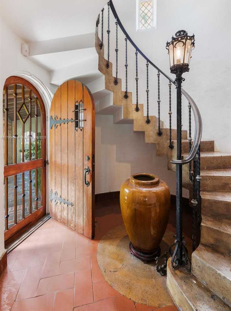 Small Image of 5215 PINE TREE DR, Miami Beach Number 11