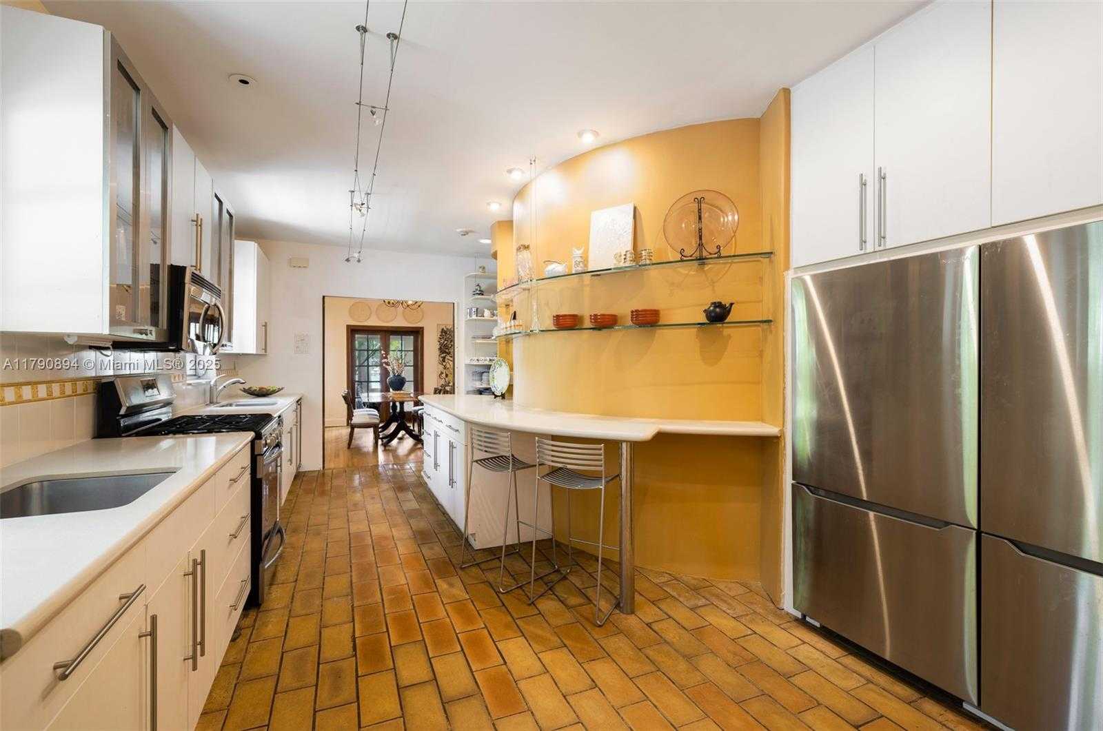Small Image of 5215 PINE TREE DR, Miami Beach Number 16