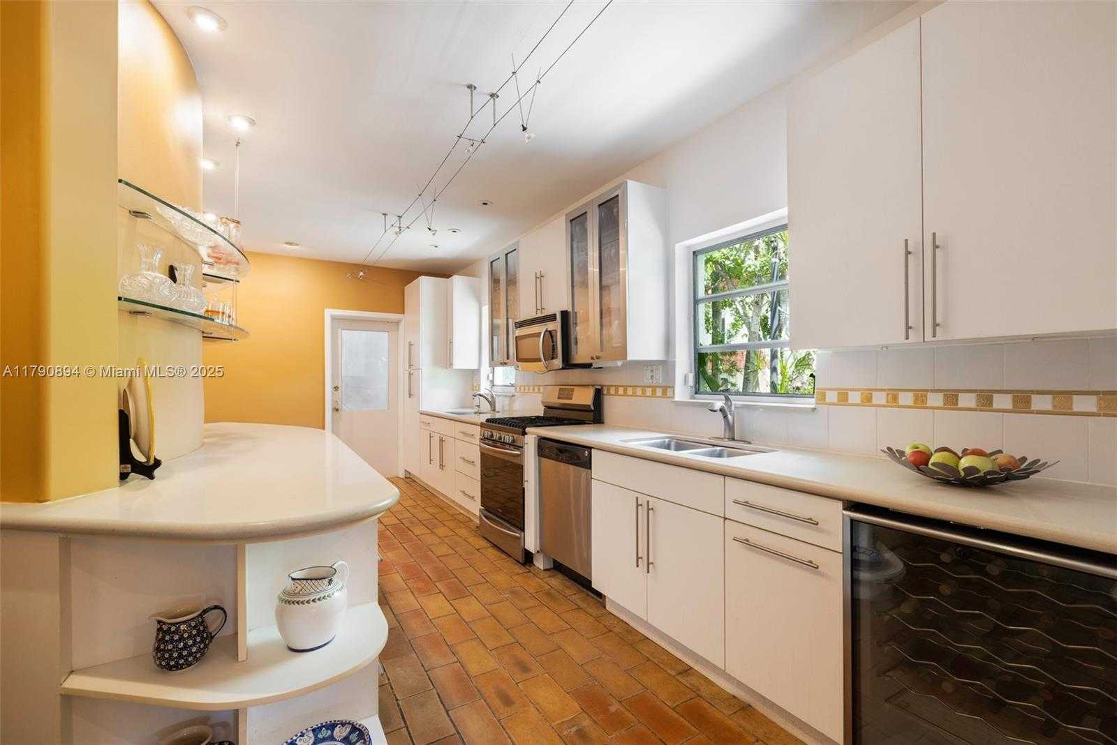 Small Image of 5215 PINE TREE DR, Miami Beach Number 17