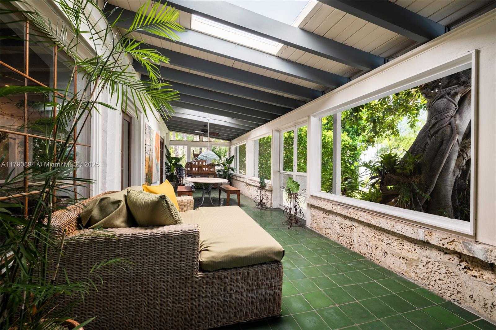 Small Image of 5215 PINE TREE DR, Miami Beach Number 19