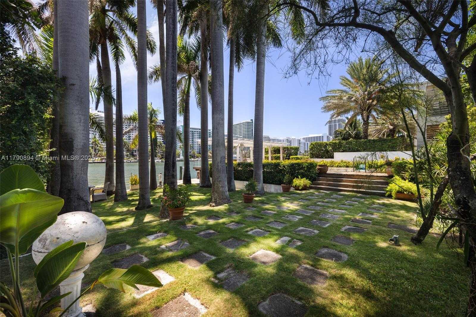 Small Image of 5215 PINE TREE DR, Miami Beach Number 20