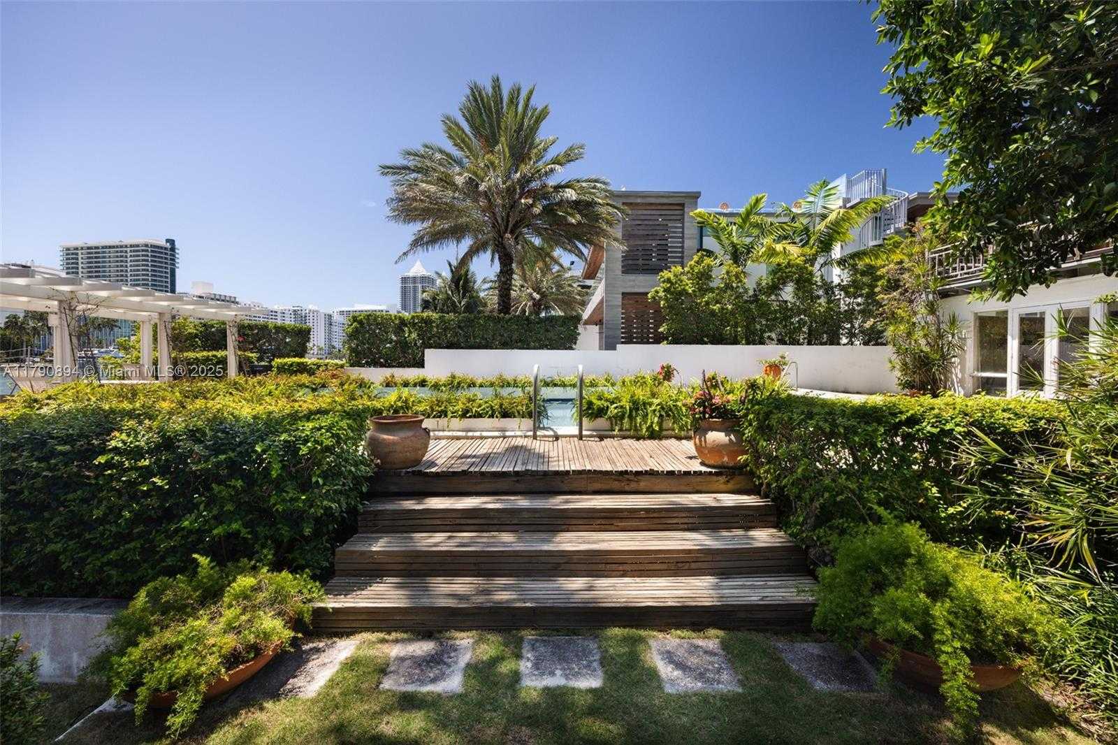 Small Image of 5215 PINE TREE DR, Miami Beach Number 22