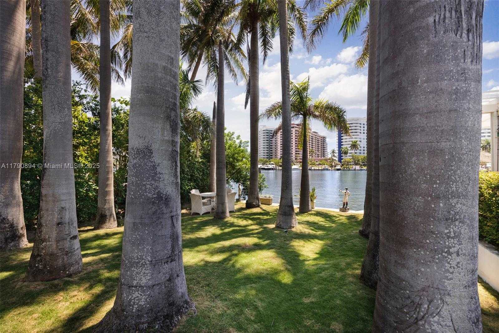 Small Image of 5215 PINE TREE DR, Miami Beach Number 3