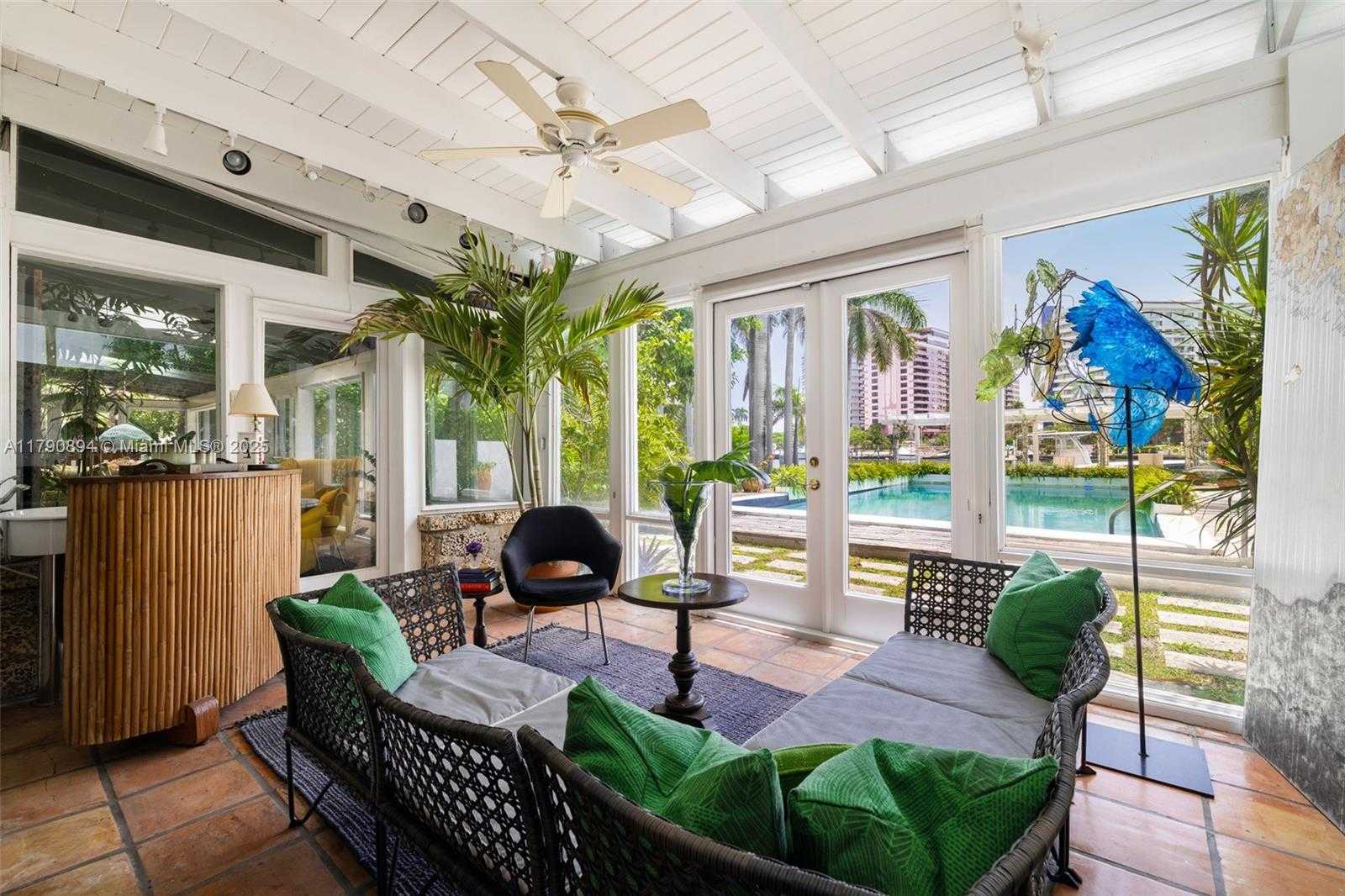 Small Image of 5215 PINE TREE DR, Miami Beach Number 4