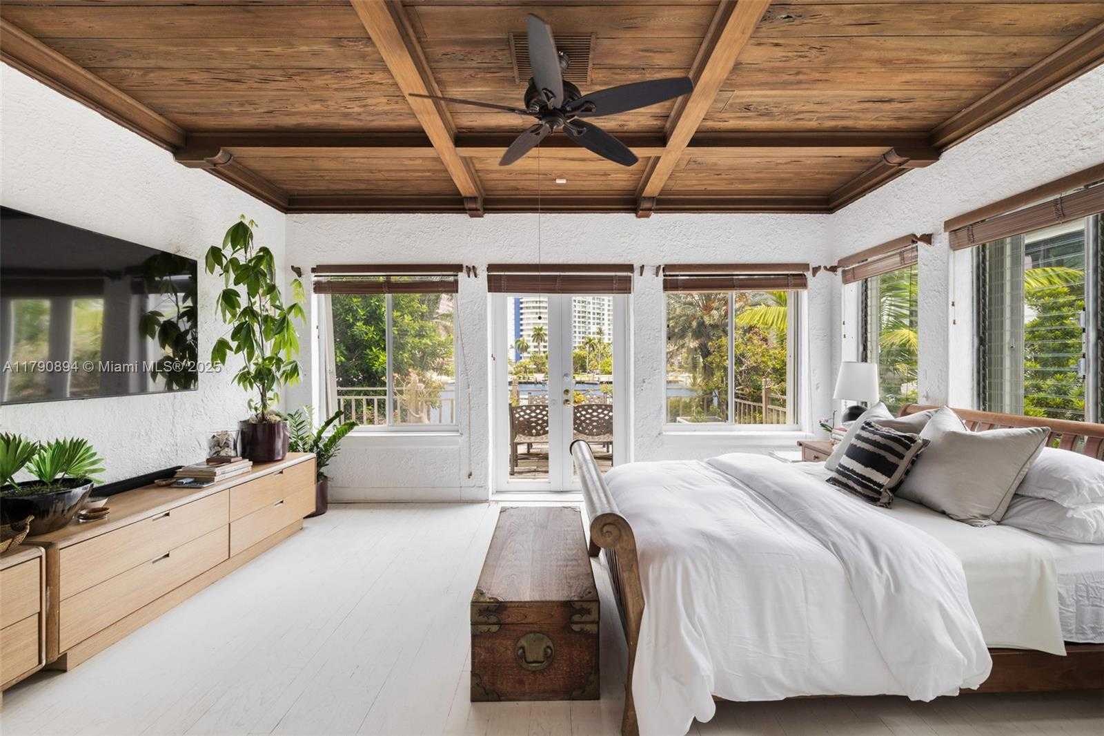 Small Image of 5215 PINE TREE DR, Miami Beach Number 5