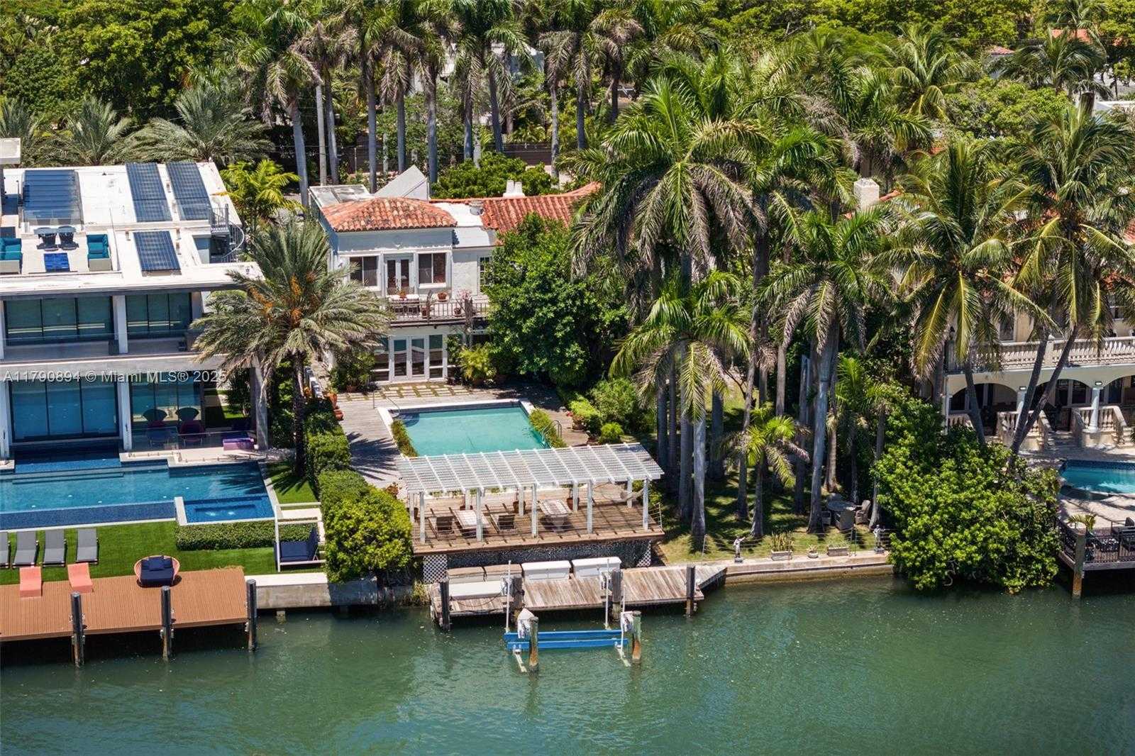 Small Image of 5215 PINE TREE DR, Miami Beach Number 8