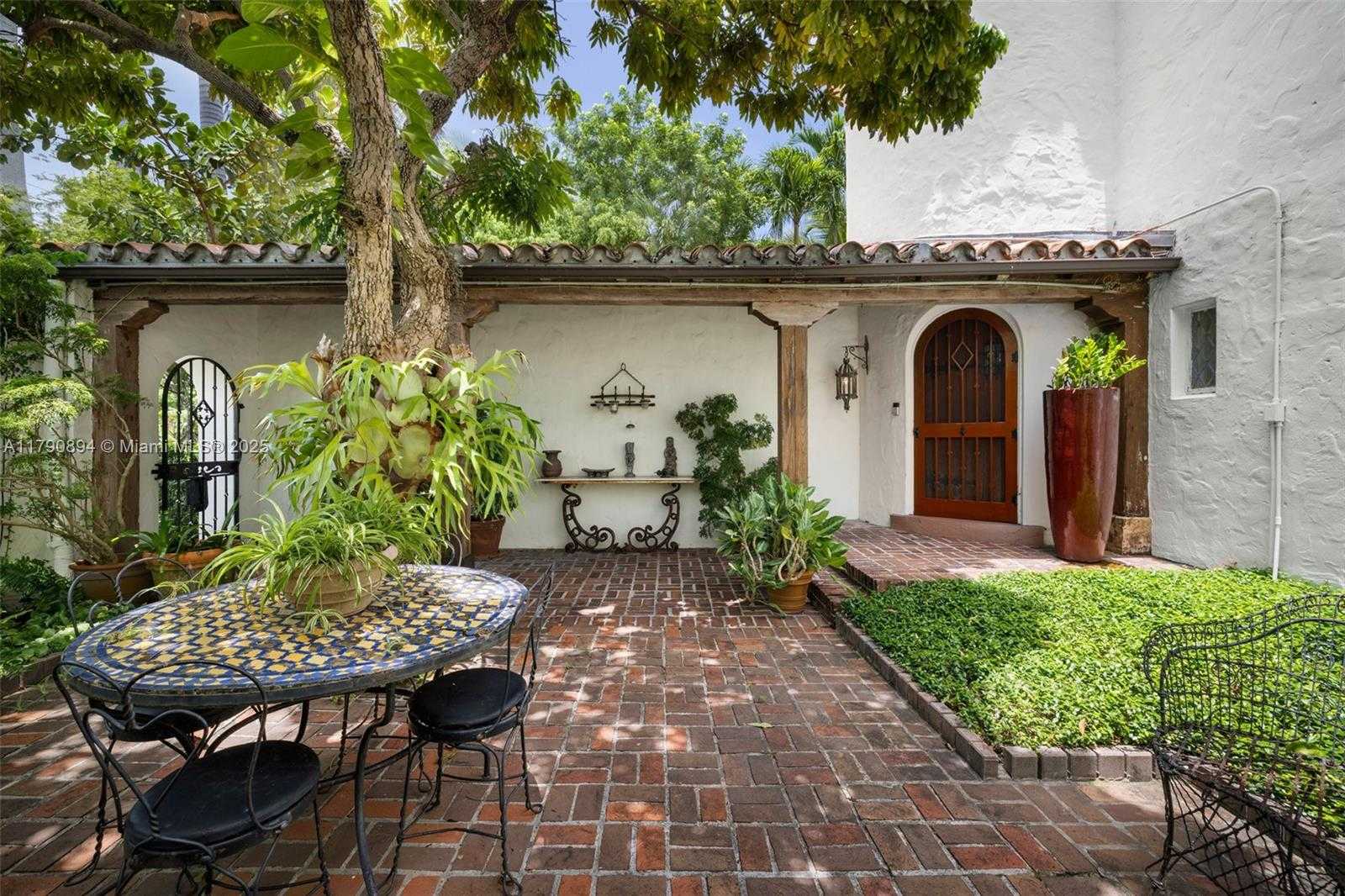 Small Image of 5215 PINE TREE DR, Miami Beach Number 9