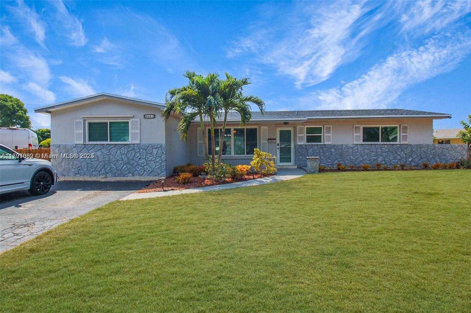 Small Image of 8441 NORTH WEST 18TH ST, Pembroke Pines Number 13