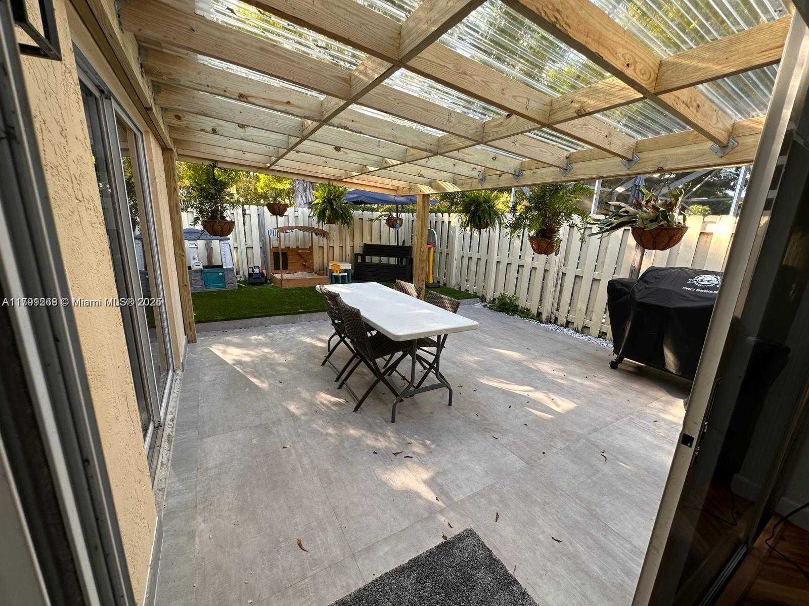 Small Image of 591 TALAVERA RD, Weston Number 22