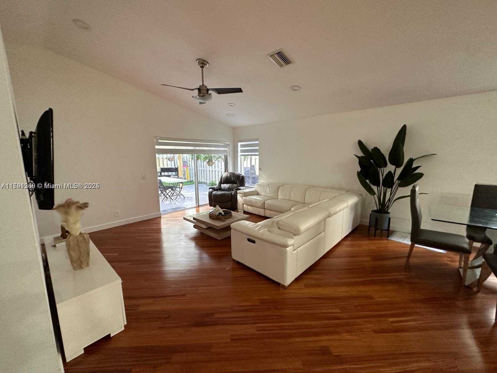 Small Image of 591 TALAVERA RD, Weston Number 4