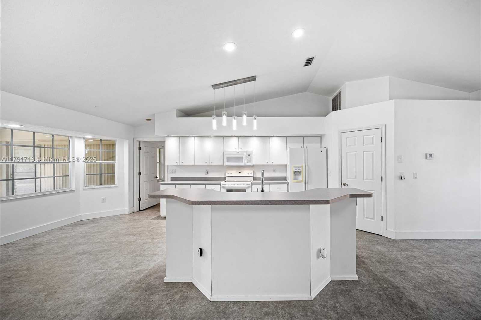 Small Image of 100 OAK KNOLLS CIRCLE, Sebring Number 10