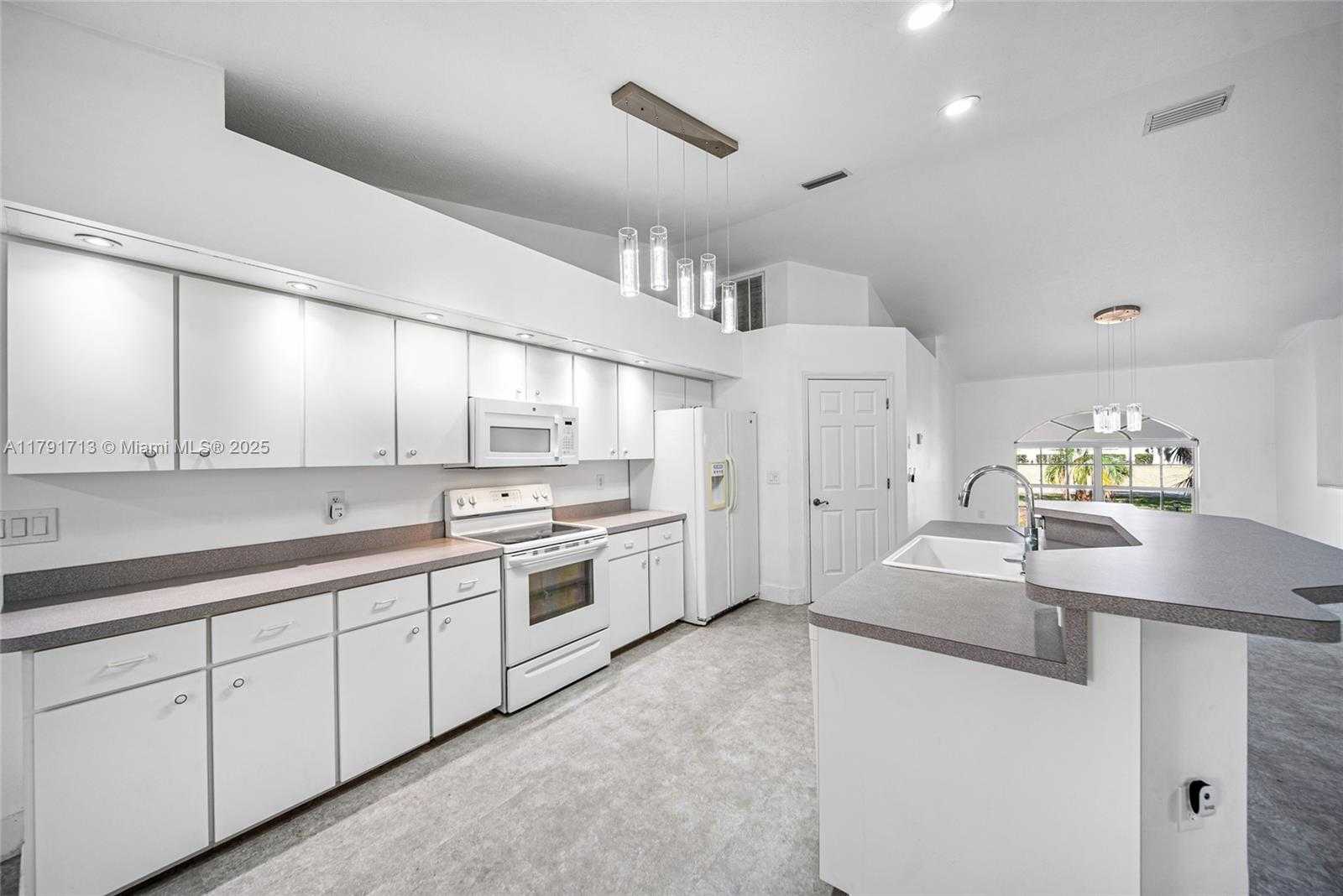 Small Image of 100 OAK KNOLLS CIRCLE, Sebring Number 11