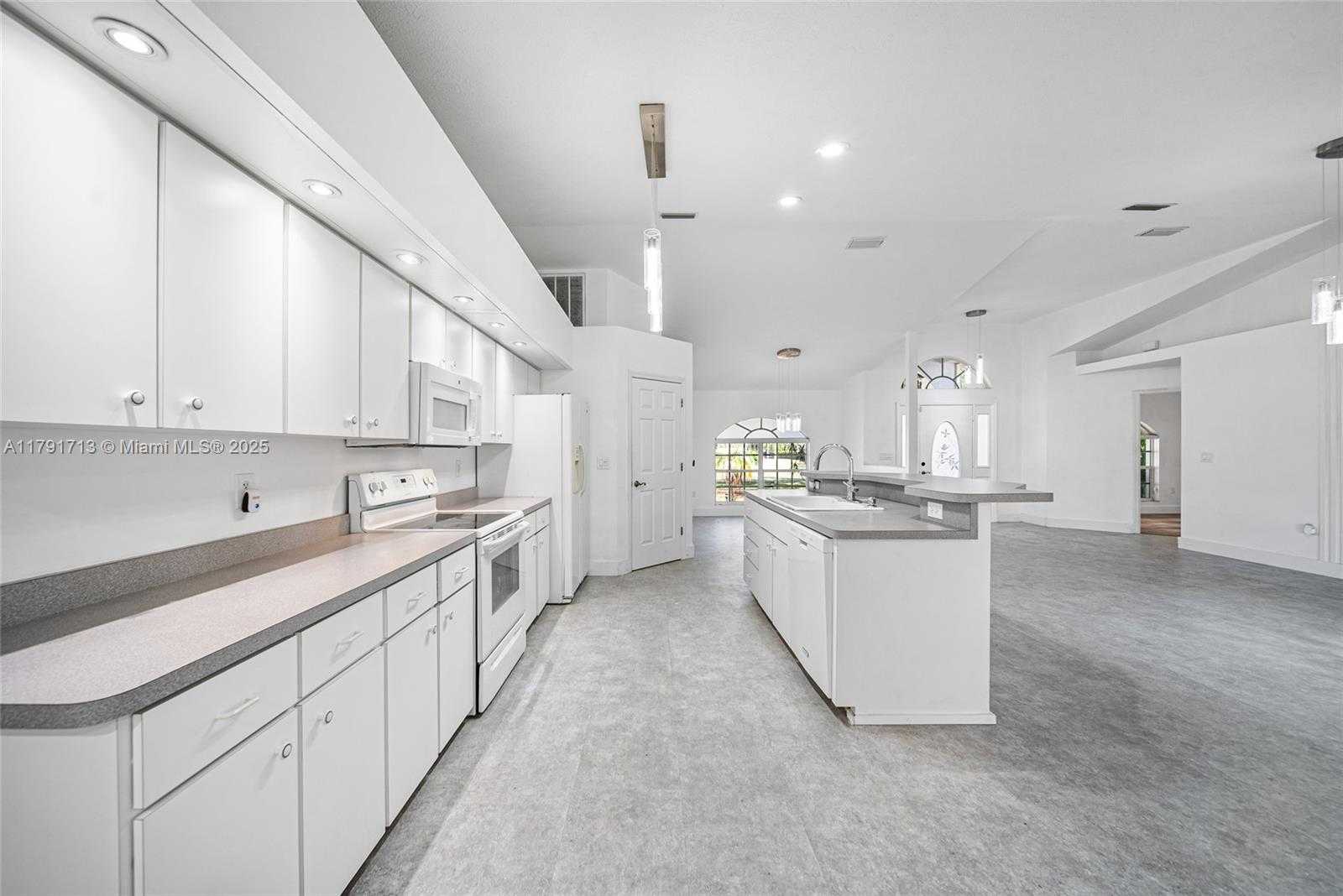 Small Image of 100 OAK KNOLLS CIRCLE, Sebring Number 12